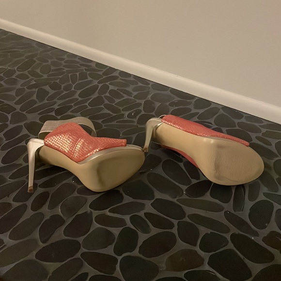 Carlos by Carlos Santana Pink Metallic Peep Toe Pumps - Picture 4 of 4